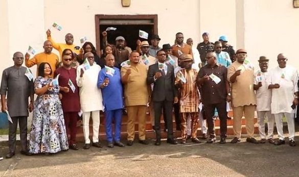 Rivers Assembly defection: 16 lawmakers led by Speaker Amaewhule defect from PDP to APC during plenary session.